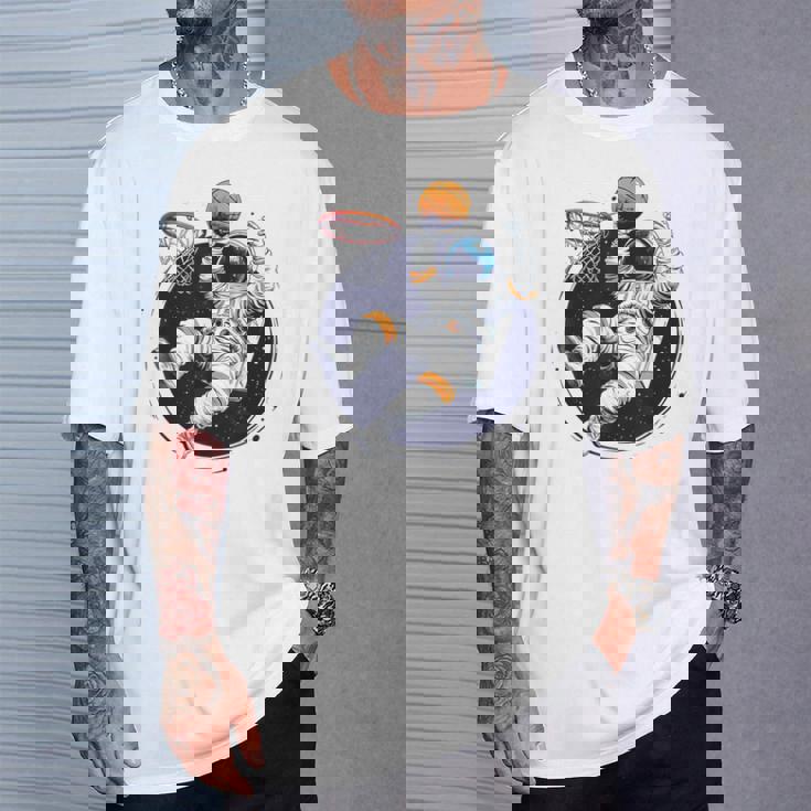 宇宙飛行士 バスケットボール 宇宙 ボール 惑星 銀河 Tシャツ 彼への贈り物