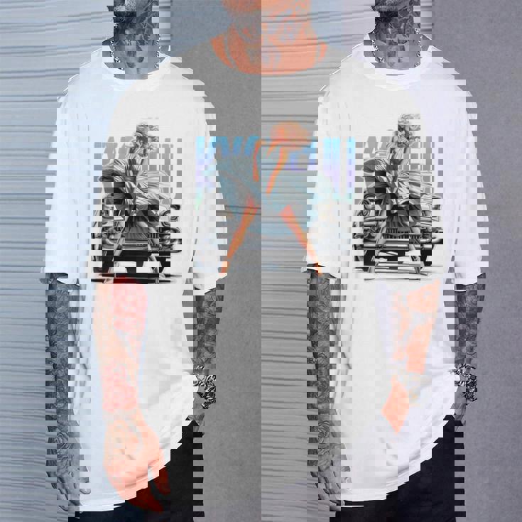 強風ピンナップガールとオールドアメ車のバックプリント Tシャツ 彼への贈り物