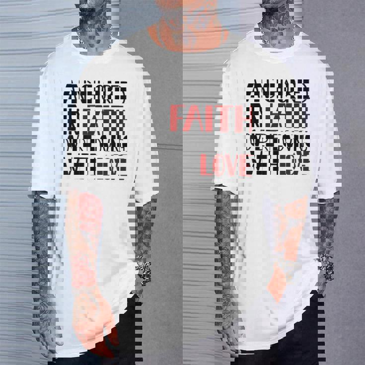 愛にあふれた信仰に定着するキリスト教バレンタイン。 Tシャツ 彼への贈り物