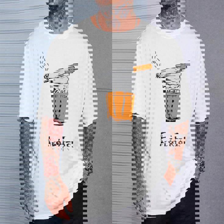 朝食タバコとウイスキー、面白いtシャツギフト。 Tシャツ 彼への贈り物