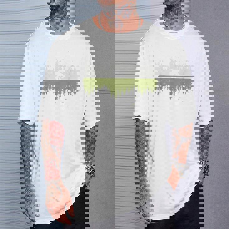 木 反射 クマ 野生動物 森 自然 動物 アウトドア Tシャツ 彼への贈り物