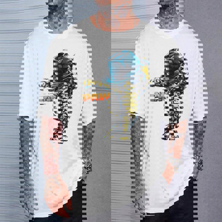 決めポーズの猫イラスト Pawの文字が光るダンス風デザイン Tシャツ 彼への贈り物