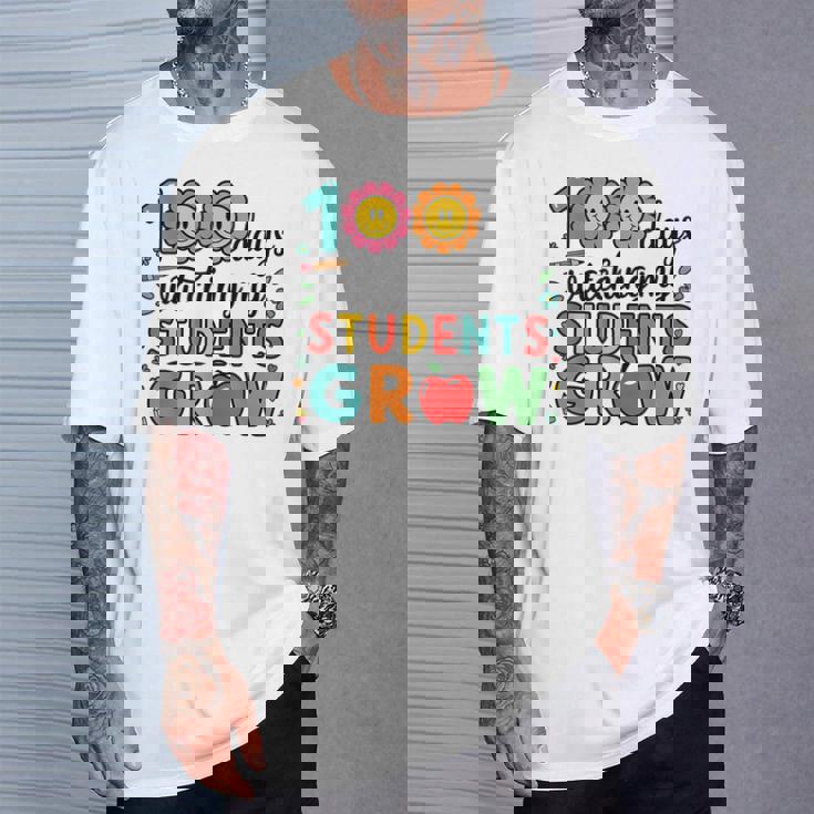 生徒たちが幸せに育つ100日間の学校を見る Tシャツ 彼への贈り物