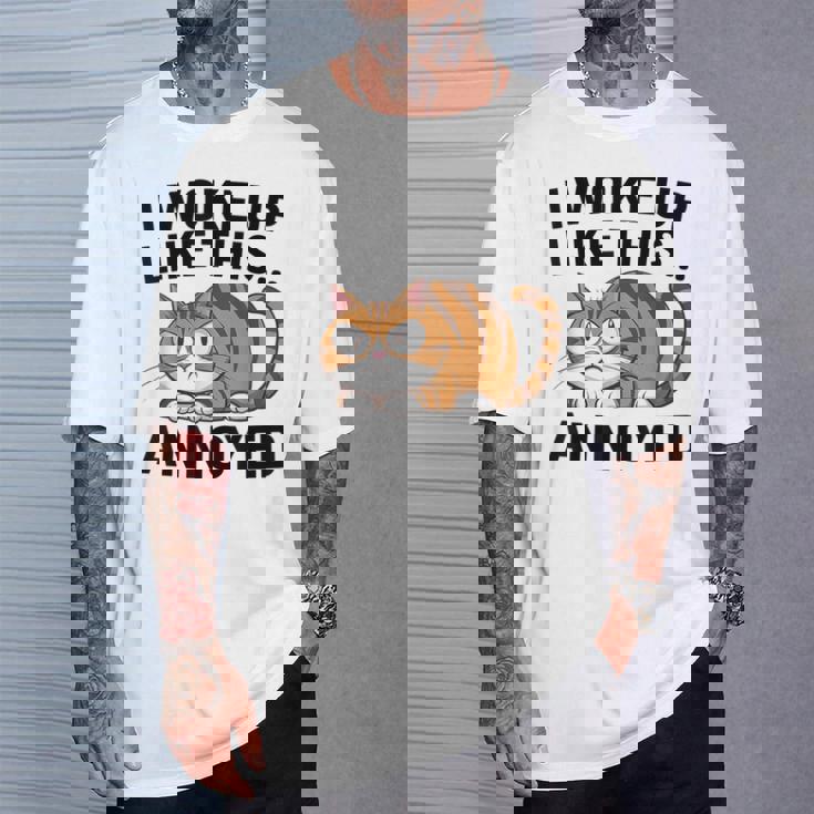 皮肉な猫好き 面白い 内向的 反社会的 不機嫌そうなキティ Tシャツ 彼への贈り物