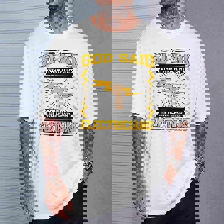 神は「光あれ」と言われてから、電気技師を創られた Tシャツ 彼への贈り物