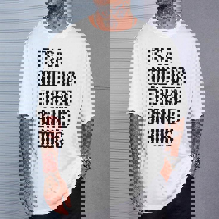 禁止された本を読むのに良い日だ面白いヴィンテージ Tシャツ 彼への贈り物