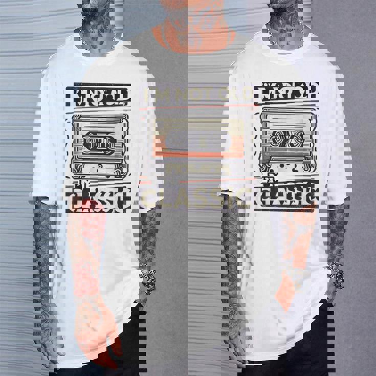 私は老けていない 私はクラシック 面白いレトロ テクニック Tシャツ 彼への贈り物