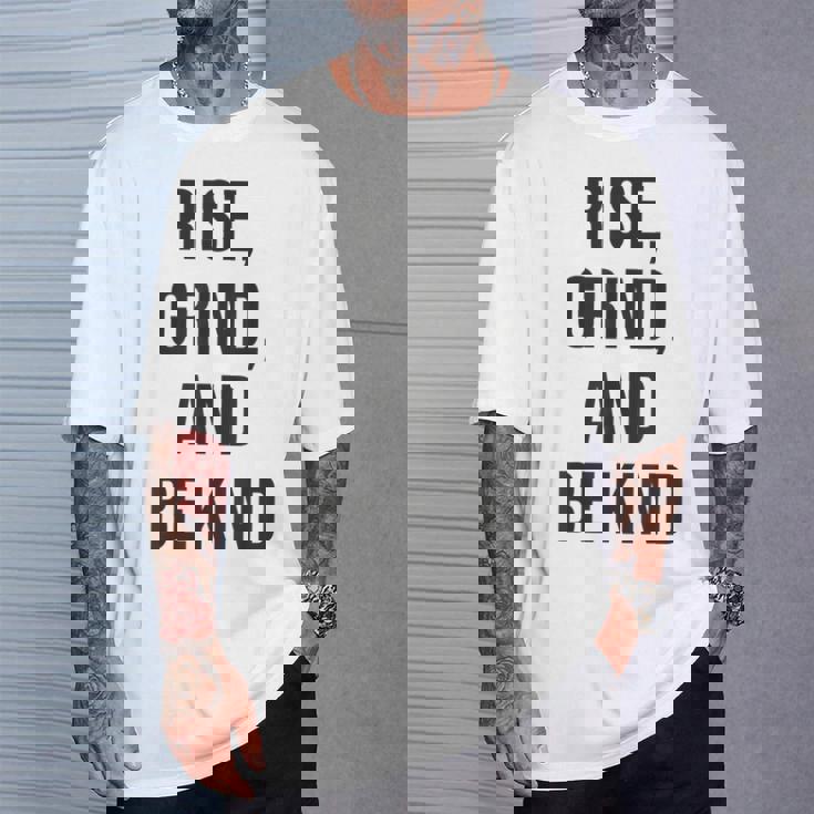 立ち上がって、頑張って、優しくして、ジム、ハッスル、成功、モチベーション Tシャツ 彼への贈り物