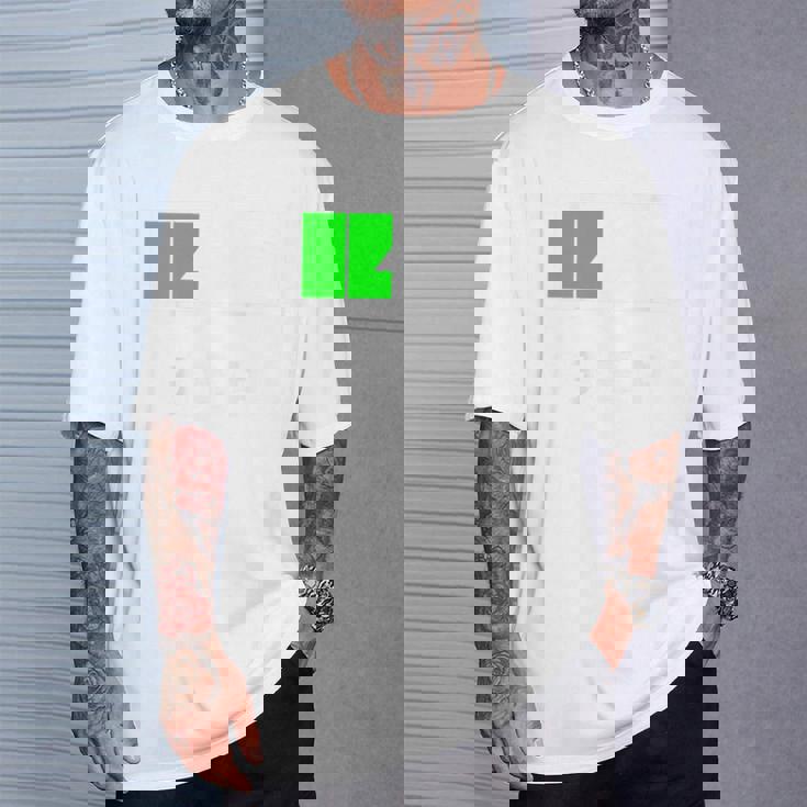 背中【充電中】電池 バッテリー おもしろ 面白い ギャグ ネタ ウケ狙い 笑える ユーモア おバカな 個性的な Tシャツ 彼への贈り物