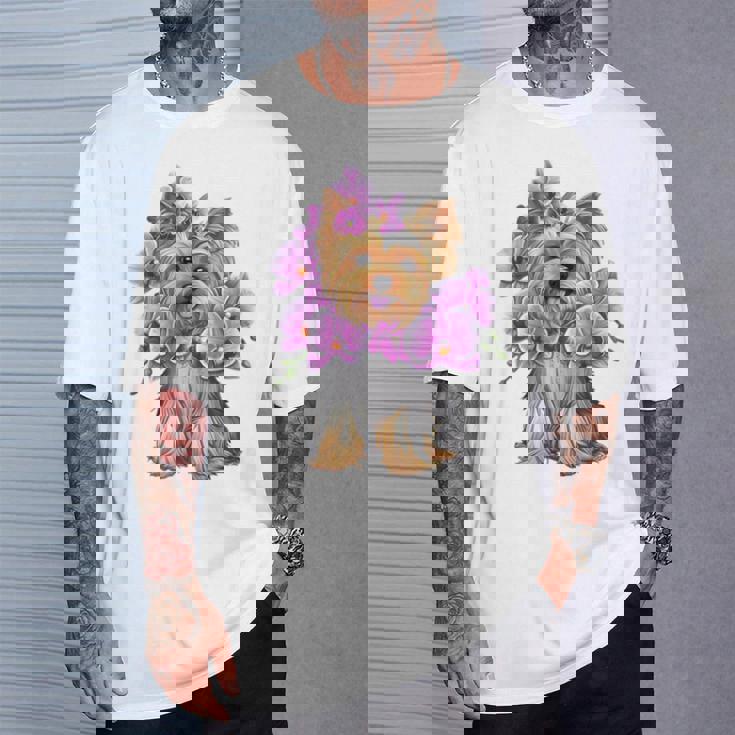 花を持つヨークシャー テリア 長袖tシャツ Tシャツ 彼への贈り物