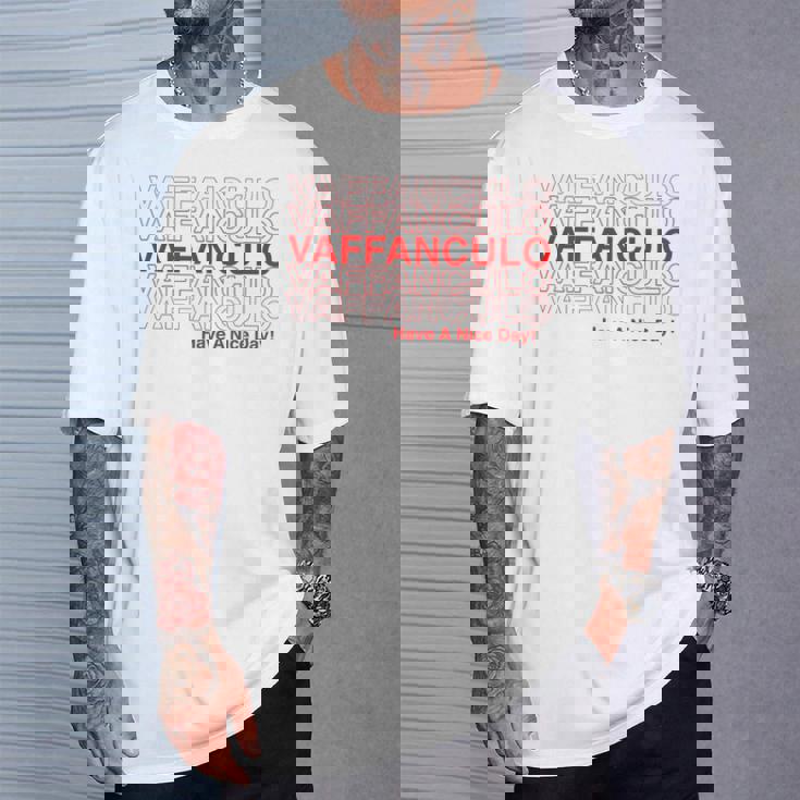 面白いvaffanculoデザイン イタリア語で素敵な一日を。 Tシャツ 彼への贈り物