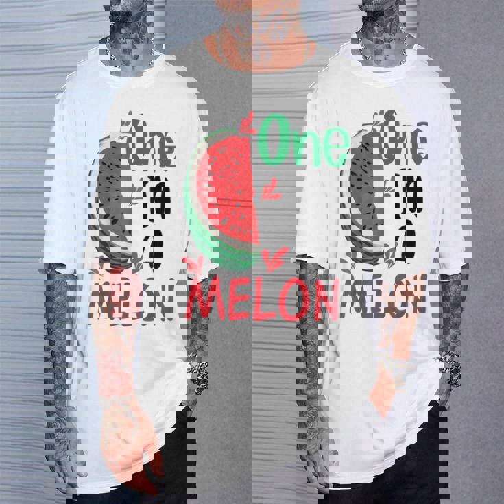 面白いスイカ ハワイのビーチでの休暇 メロンの中のかわいいもの Tシャツ 彼への贈り物