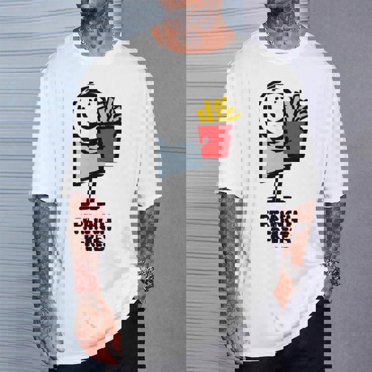 面白い漫画のキャラクターグラフィックが付いたクールでおいしいフライドポテト。 Tシャツ 彼への贈り物