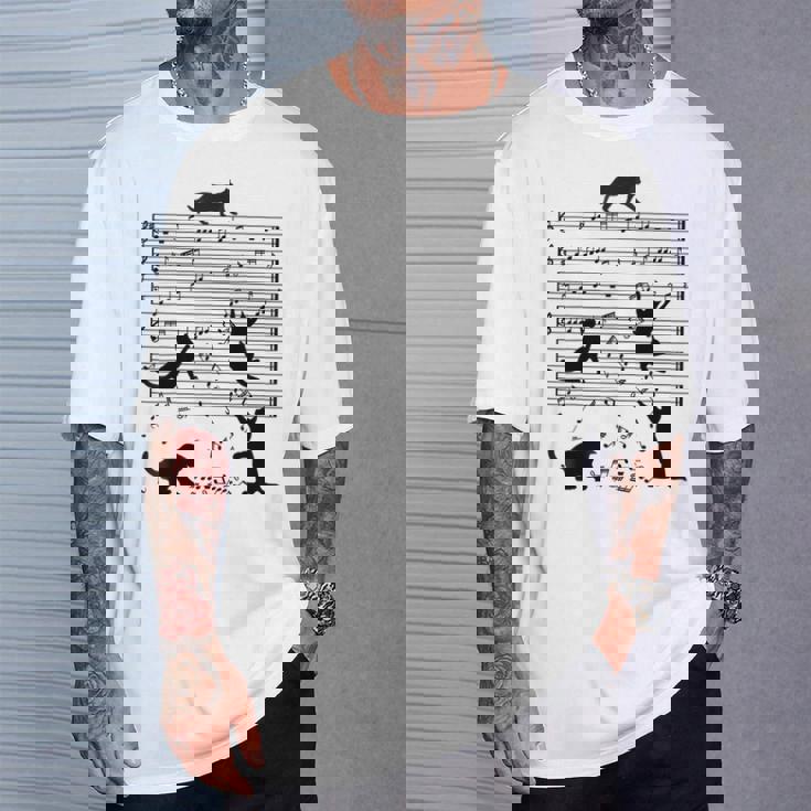 音楽譜上の遊ぶ猫のシルエットデザイン ピアノ音符 遊び心のある猫 猫 ジョーク かわいい 動物好き ギャグ好き Tシャツ 彼への贈り物