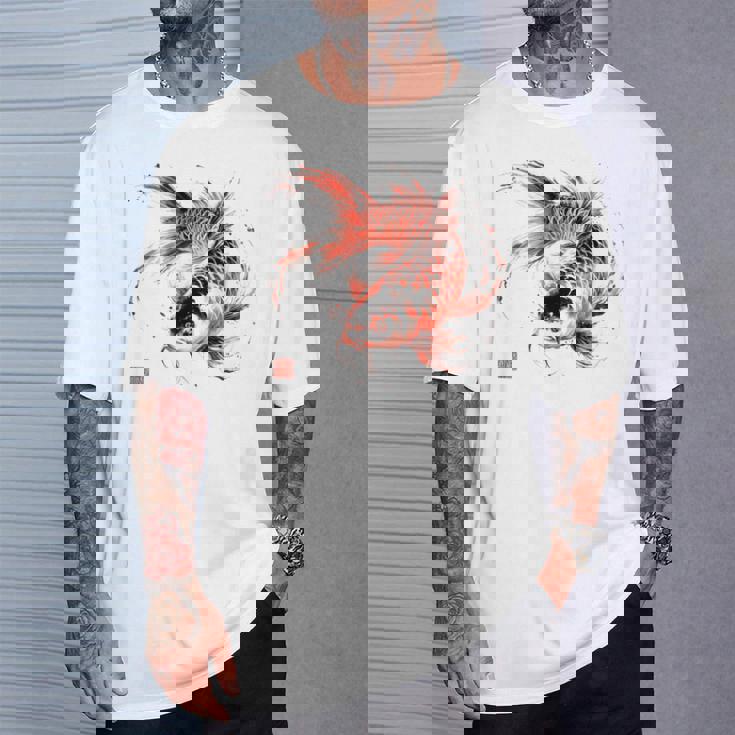 鯉 赤黒 アクアリウム ニシキゴイ 観賞魚 イラスト バックプリント Tシャツ 彼への贈り物