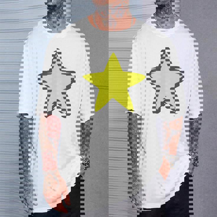 黄色い星と黒のアウトライン Tシャツ 彼への贈り物