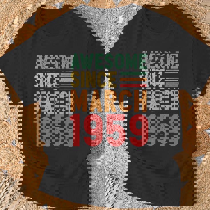 1959年3月から素晴らしい70歳の誕生日プレゼント。 Tシャツ 高齢者への贈り物