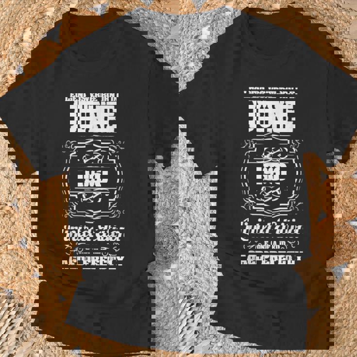 1960年6月生まれのレジェンドたち 61歳の誕生日 Tシャツ 高齢者への贈り物