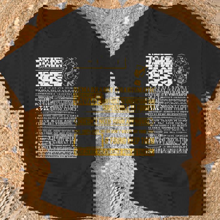 1965年 12月座 誕生日ギフト Born 12月agitarius Tシャツ 高齢者への贈り物