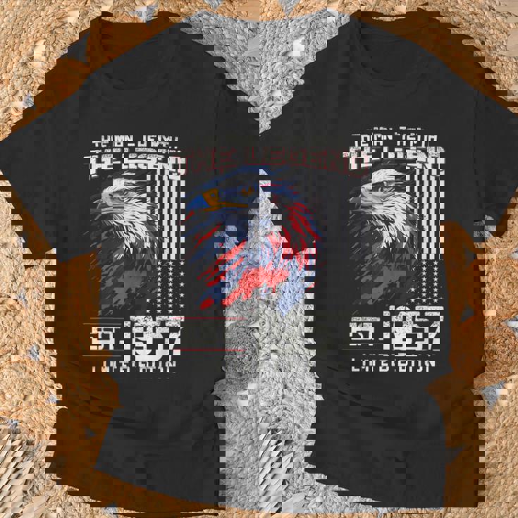 67 歳の誕生日 メンズ オリジナル ヴィンテージ 1957 Tシャツ 高齢者への贈り物