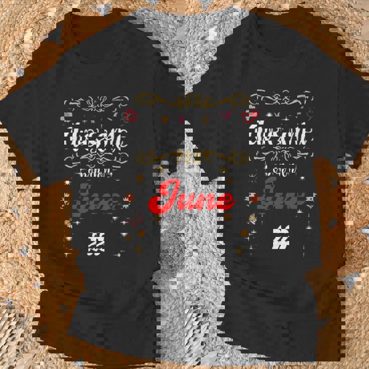 6月22日の誕生日に生まれた素晴らしい花と蝶。 Tシャツ 高齢者への贈り物