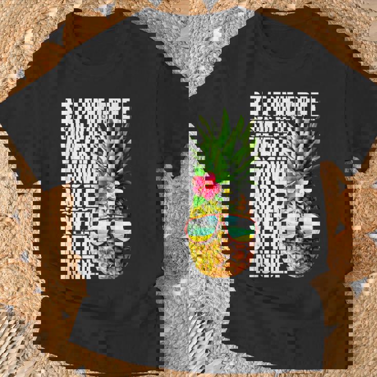 Be A Pineapple Wear A Crownweet Inside アロハ・ハワイパイナップル Tシャツ 高齢者への贈り物