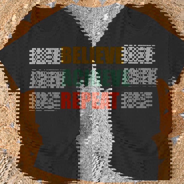 Believe Achieve Repeat Motivational Ambition Inspiration Tシャツ 高齢者への贈り物