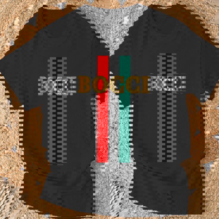 Bocci ぼっち《フェイクゴールド ロゴ》緑 赤 ライン【変なデザイン屋さん】陰キャ オタク ブランド パロディ 面白 Tシャツ 高齢者への贈り物