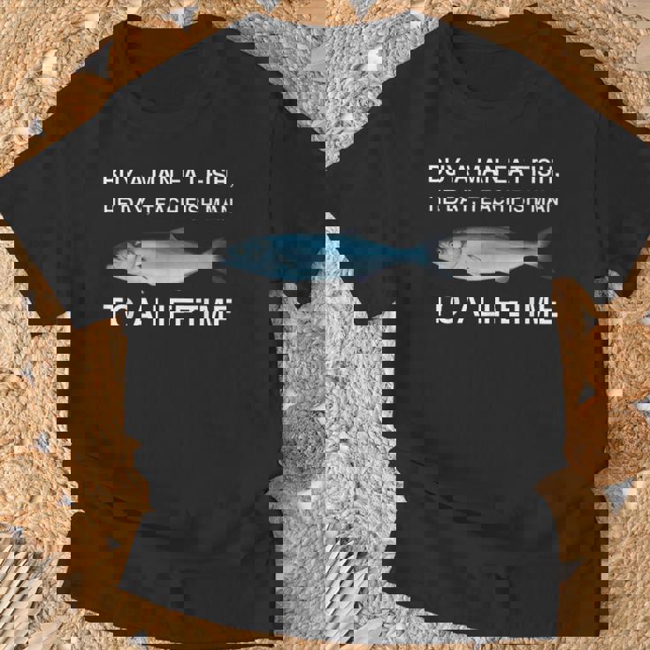 Buy A Man Eat Fish He Day Teaching Fish Man To A Lifetime Tシャツ 高齢者への贈り物