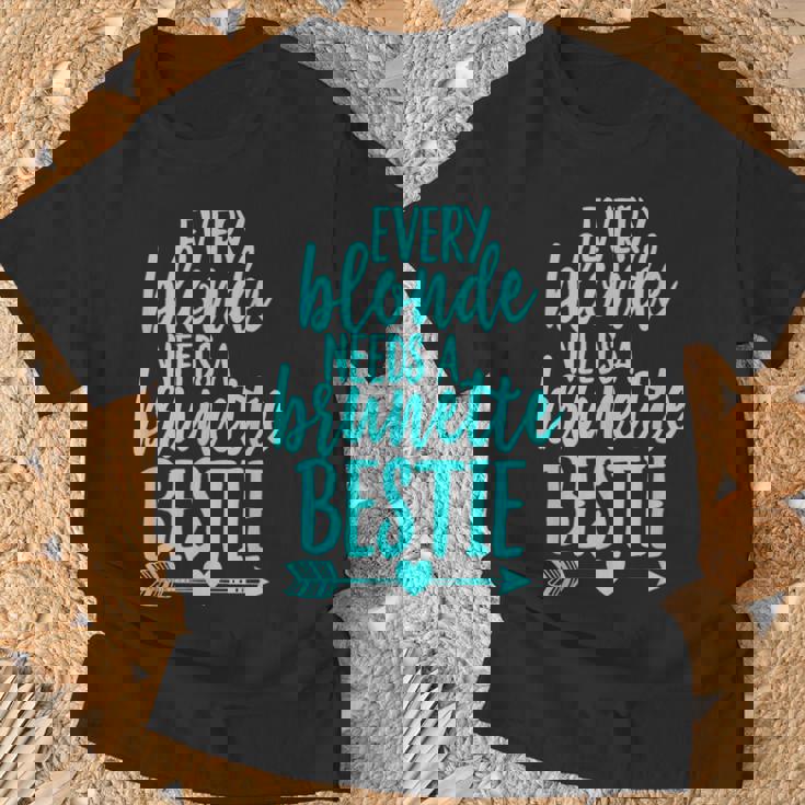 Cada Rubia Necesita Una Morena Mejor Amigo Coincidente Bff Camiseta unisex Regalos para ancianos