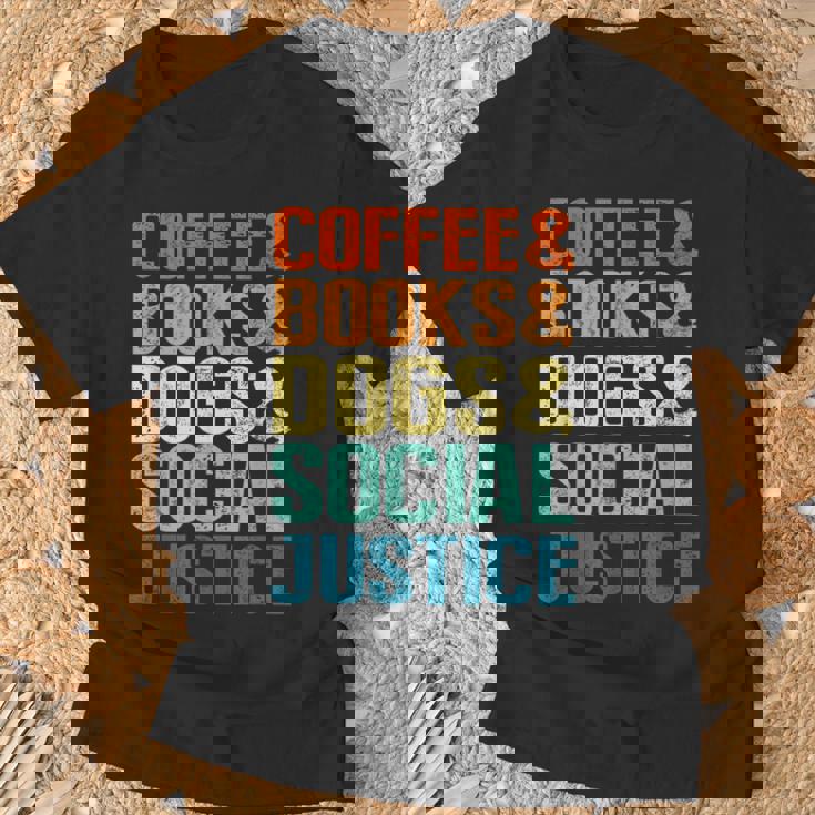 Coffee Books Dogsocial Justice Tシャツ 高齢者への贈り物