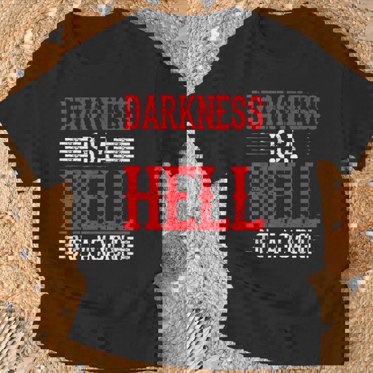 Darkness Is A Hell Of A Coach やる気を引き出す考え方 Tシャツ 高齢者への贈り物