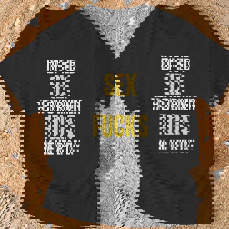 I Don't Needegs The Government F's Me Daily Tシャツ 高齢者への贈り物