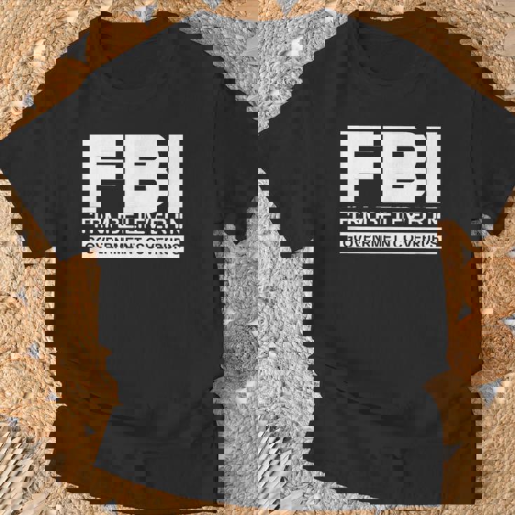 Fbiは州の隠蔽を固く信じています。 Tシャツ 高齢者への贈り物