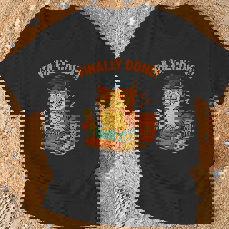 Finally Done Owl Grad 2025 デコレーション Tシャツ 高齢者への贈り物