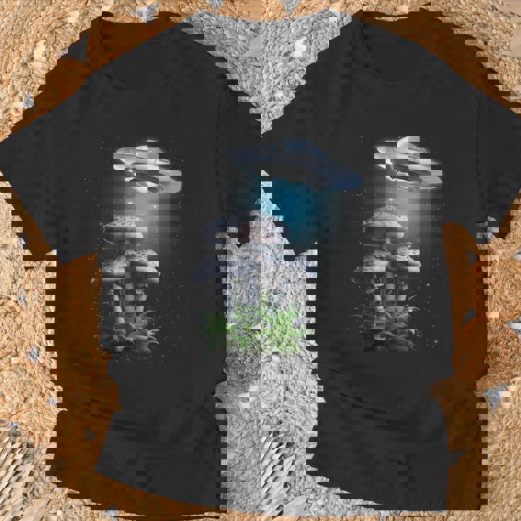 Ufo Hovering Over Weird Mushroomsci-Fi Magichrooms Tシャツ 高齢者への贈り物