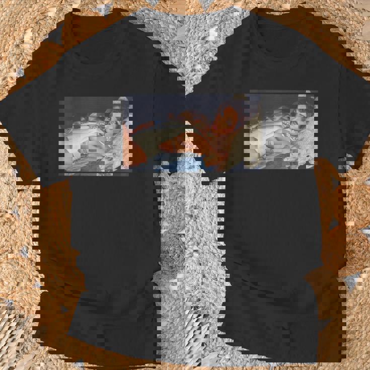 Girl On It 「ソファの上のセクシーなビキニモデル」 Tシャツ 高齢者への贈り物