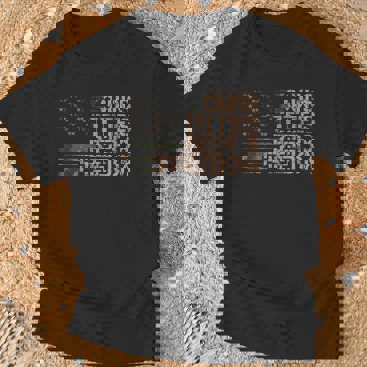 Guns Titties Beer & Freedom Drapeau Américain Humoristique Pour Homme T-Shirt Cadeaux pour les vieillards