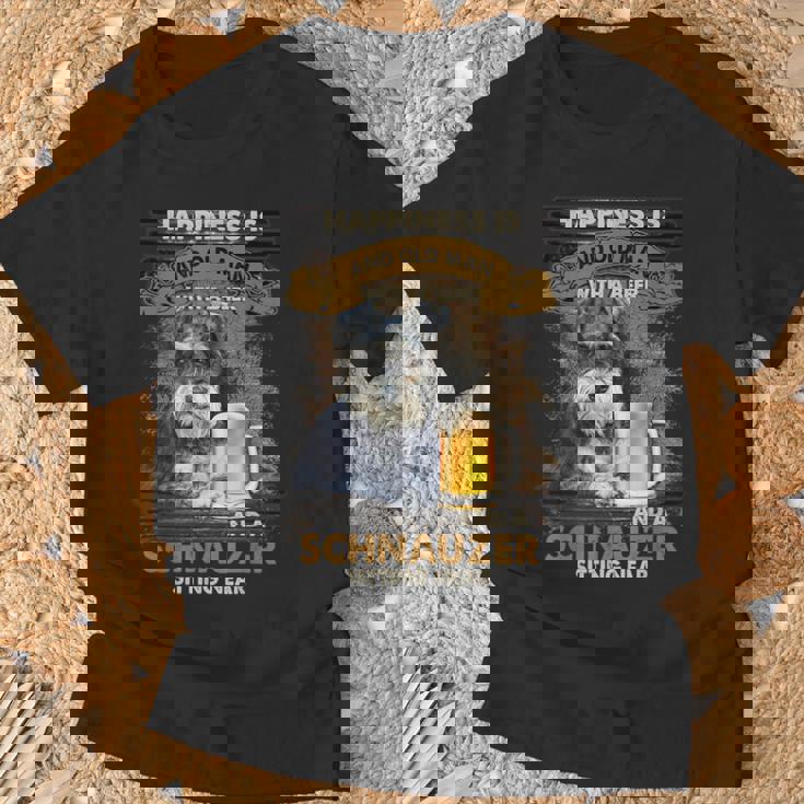 Happiness Is An Old Man With A Beerchnauzeritting Near Near Tシャツ 高齢者への贈り物