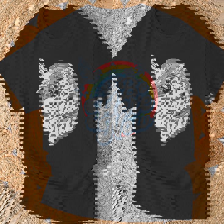 Be Here Now レトロ ヴィンテージ スピリチュアル マインドフルネス Tシャツ 高齢者への贈り物