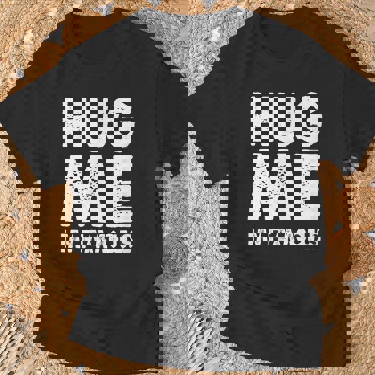 Hug Me I'm Famous ファニーハガー Tシャツ 高齢者への贈り物