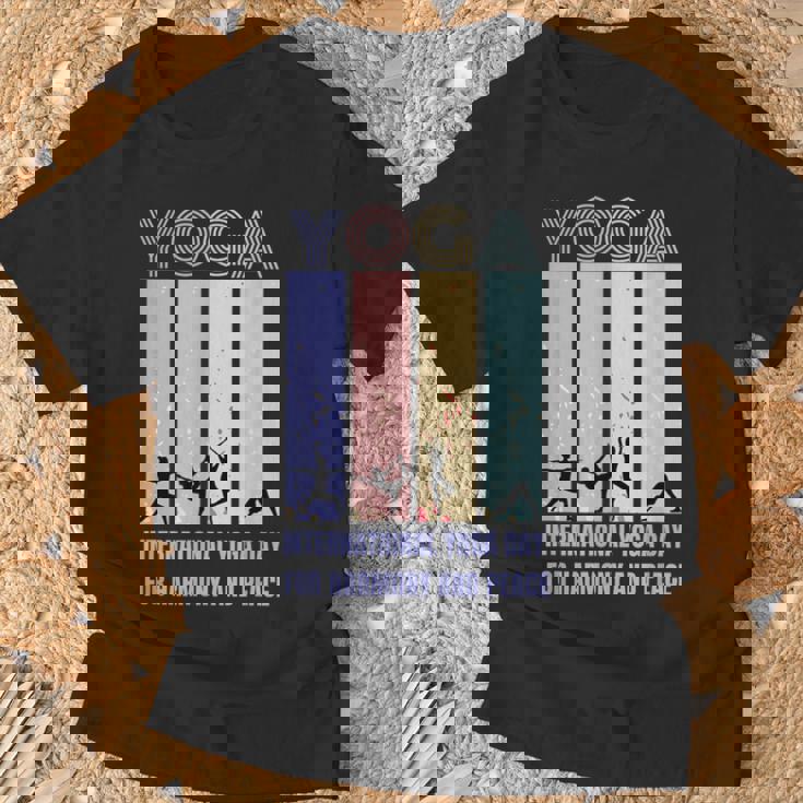 International Yoga Day For Harmony And Peace Tシャツ 高齢者への贈り物