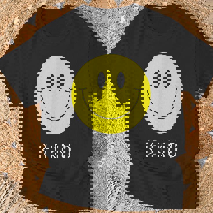 Be Kind かわいい イエロー スマイル フェイス シャツ スマイル フェイス ハピネス Tシャツ 高齢者への贈り物