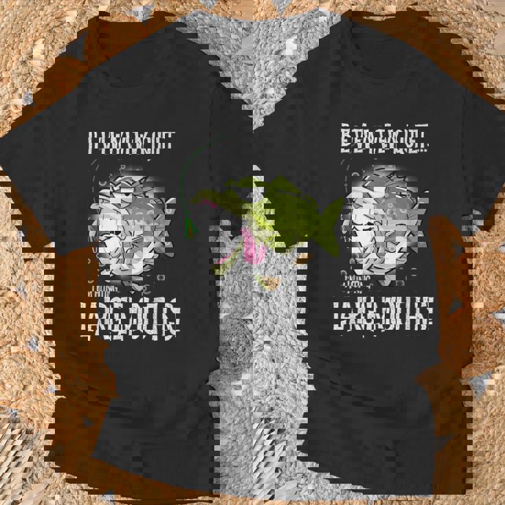 Largemouth Hunter 面白いビッグバス釣りユーモア Tシャツ 高齢者への贈り物