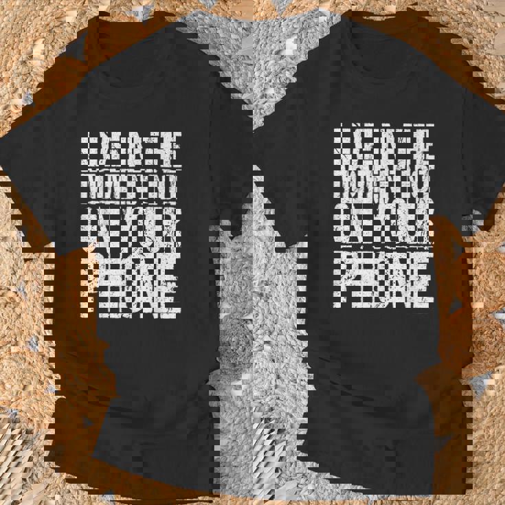 Live In The Moment Not On Your Phone Health Wellness Tシャツ 高齢者への贈り物