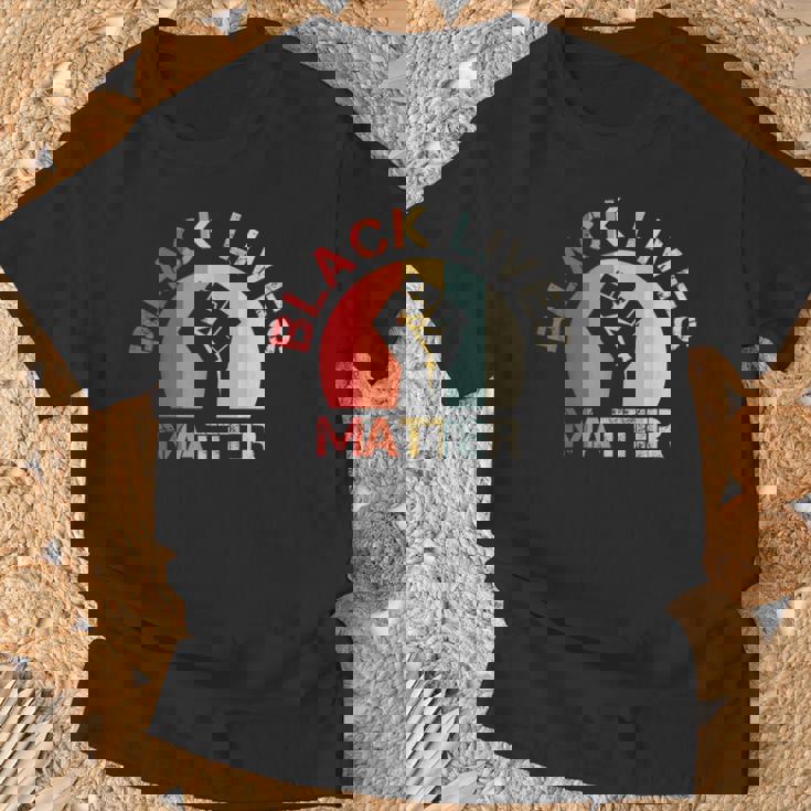 Lives Matter Raised Fist Retrointage No Racism Tシャツ 高齢者への贈り物