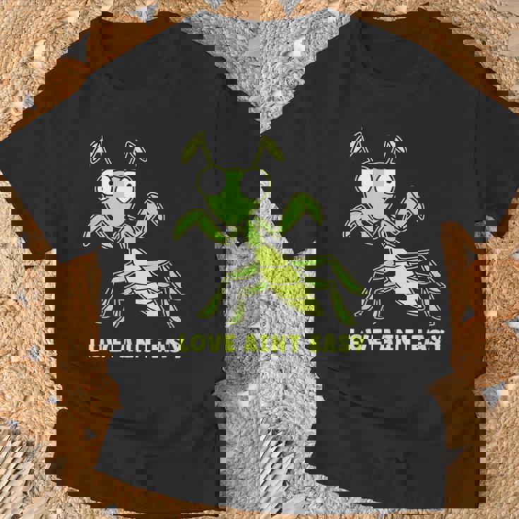 Love Ain't Easy カマキリ ユーモア 昆虫 恋人 ジョーク Tシャツ 高齢者への贈り物