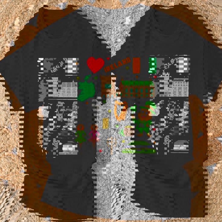 I Love Ireland。手描きアイルランドのランドマーク、旗、地図 Tシャツ 高齢者への贈り物