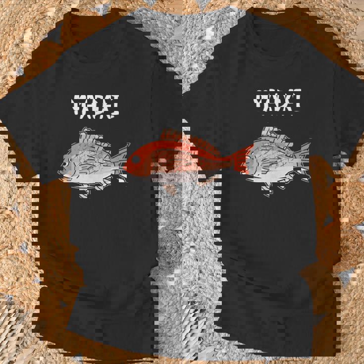 Madai 真鯛 マダイ 魚好き 願掛け 釣り好き 海釣り 趣味 おもしろ 寿司ネタ 趣味釣り 船釣り 釣り Tシャツ 高齢者への贈り物