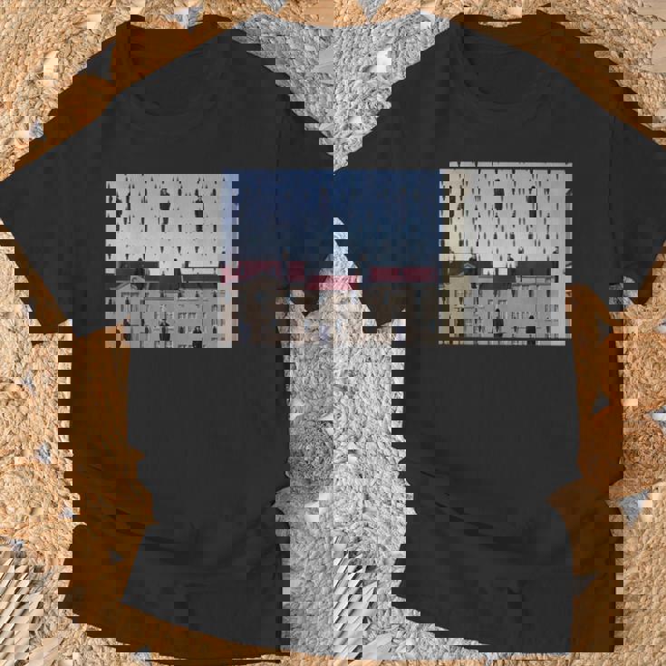 Magritteによるゴルコンダの有名な絵画。 Tシャツ 高齢者への贈り物